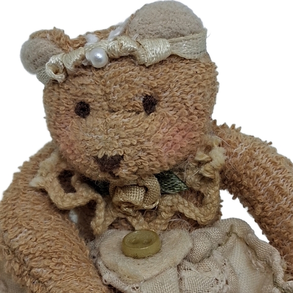 VINTAGE PLUSH LITTLE LADY TEDDY BEAR BROOCH - Picture 2 of 6